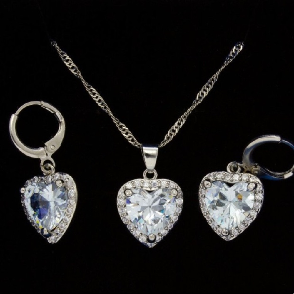 [SOLD] Heart Shaped Silver 925 Crystal Earnings